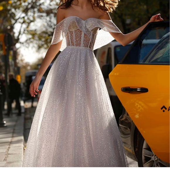 Jolie Berta Wedding Dress - Picture 1 of 5